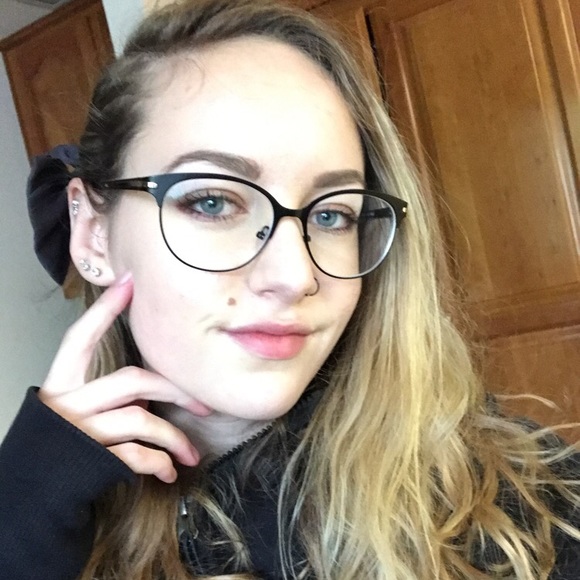 Meet your Posher, Scarlet - Picture 1 of 1